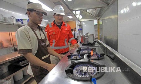 Petugas Perusahaan Gas Negara (PGN) memeriksa aliran gas pelanggan rumah tangga di Medan, Sumatera Utara, Kamis (22/2). Saat ini total pelanggan PGN di area Medan mencapai 20.230 pelanggan yang terdiri dari 19.697 rumah tangga, 417 pelanggan kecil, 71 industri jasa komersil dan 45 industri manufaktur pembangkit listrik.