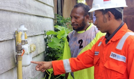 Petugas Perusahaan Gas Negara (PGN) saat mengecek penggunaan gas rumah tangga di kediaman Muhammad Kinder, Malawele, Aimas, Sorong, Papua Barat, Jumat (12/8).