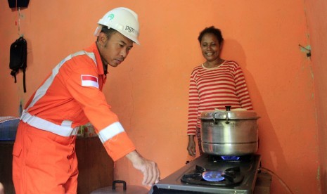 Petugas Perusahaan Gas Negara (PGN) saat mengecek penggunaan gas rumah tangga di Malawele, Aimas, Sorong, Papua Barat, Jumat (12/8).