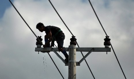 Petugas Perusahaan Listrik Negara (PLN) memperbaiki beberapa bagian jaringan di kelurahan Watusampu, Palu, Rabu (18/2).