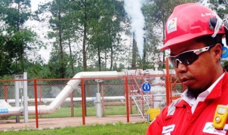 Petugas PGE-AK di depan salah satu sumur geothermal di kawasan Kamojang, Jawa Barat.