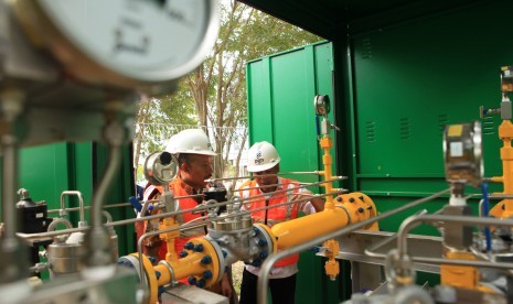 Petugas PGN di Batam memulai penyaluran gas bumi ke rumah tangga di Batam.