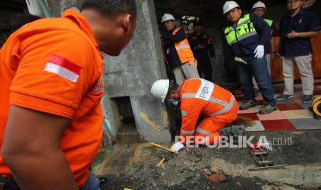 Petugas PGN melakukan penanganan kebocoran pipa jaringan gas (jargas) / Ilustrasi 