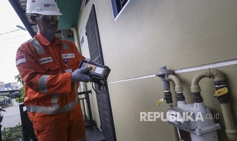 Petugas PGN melakukan pengecekan berkala terhadap jaringan pipa PGN dengan menggunakan alat Laser Minimetan di Kawasan Batu Aji, Batam, Kepulauan Riau, Selasa (13/3).