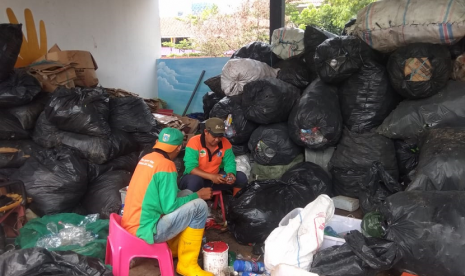 Petugas PJLP di Bank Sampah Menteng Atas, Kecamatan Setiabudi, Jakarta  Selatan.