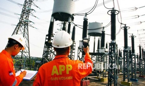 Petugas PLN area pelaksana pemeliharaan (APP) Duri Kosambi melakukan inspeksi harian berupa thermovisi atau pengukuran suhu panas pada paralatan kelistrikan yang ada di Gas Insulated System (GIS) Alam Sutera, Serpong, Tangerang, Banten, Rabu (26/7). Gardu Induk dengan tegangan 150.000 Volt ini memiliki empat travo tenaga 150/20 kilo volt yang kesemuanya untuk memasok kebutuhan listrik di kawasan Alam Sutera dan Tangerang.