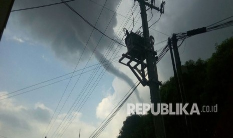 Ilustrasi petugas PLN bekerja,