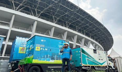 Petugas PLN bersiaga mengamankan pasokan listrik saat pertandingan Kualifikasi Piala Dunia 2026 antara Indonesia melawan Arab Saudi di Stadion Utama Gelora Bung Karno, Jakarta (19/11/2024).