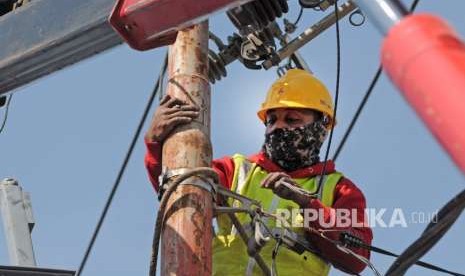 Petugas PLN dari Gorontalo memperbaiki saluran listrik yang rusak di salah satu ruas jalan di Palu, Sulawesi Tengah, Kamis (4/10). 