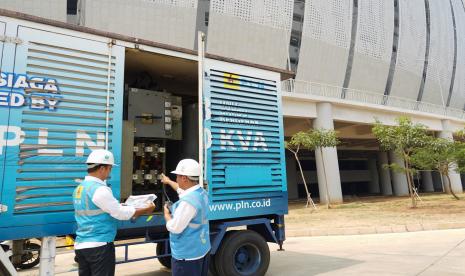 Petugas PLN melakukan pemeriksaan Unit Gardu Bergerak (UGB) yang terdapat di Jakarta International Stadium (JIS). PLN menyiapkan 4 UGB dengan total daya 3.400 kiloVolt Ampere (kVA) untuk memastikan listrik gelaran FIFA World Cup U17 di JIS dalam kondisi aman.