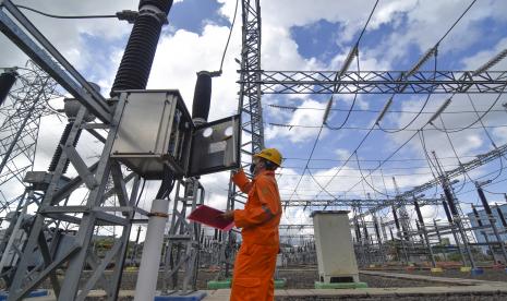 Petugas melakukan pengecekan kondisi kelistrikan di Gardu Induk Pembangkit Listrik Tenaga Uap (PLTU) Jeranjang di Desa Taman Ayu, Kecamatan Gerung, Lombok Barat, NTB, Jumat (27/8). Pemerintah terus mendorong optimalisasi Tingkat Komponen Dalam Negeri (TKDN) pada sektor ketenagalistrikan sebagai upaya subtitusi produk impor.