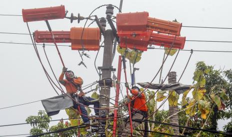 Petugas PLN melakukan perawatan jaringan listrik di Bogor, Jawa Barat, Kamis (10/9/2020). Pemerintah memutuskan untuk memperpanjang waktu pemberian bantuan keringanan biaya listrik kepada pelanggan PLN dengan daya 450 VA dan 900 VA bersubsidi, Sosial dan Bisnis Kecil 450 VA, dan PLN telah memberikan berbagai cara aksesnya guna meringankan beban masyarakat tidak mampu dan rentan dalam menghadapi masa pendemi COVID-19.