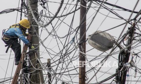 Petugas PLN melakukan perawatan jaringan listrik di Suka Hati, Kabupaten Bogor, Jawa Barat, Sabtu (7/8/2021). PT Perusahaan Listrik Negara (PLN) kembali menggelar promo tambah daya pada Agustus 2021, promo tersebut untuk memeriahkan momen Hari Kemerdekaan Republik Indonesia serta sebagai langkah optimalisasi pemanfaatan kapasitas pembangkit listrik yang tersedia.