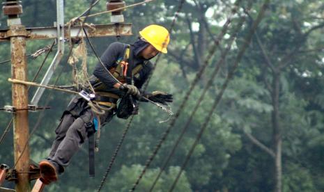 Petugas PLN melakukan perbaikan jaringan listrik, (ilustrasi). Upaya transformasi dan efisiensi yang dilakukan PT PLN (Persero) berhasil membuat keuangan PLN sehat. 