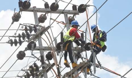 Petugas PLN melakukan perbaikan jaringan listrik di Palu, Sulawesi Tengah, Jumat (12/10). 