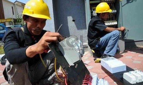 Petugas PLN memasang instalasi listrik baru di Perumahan Kawasan Mampang, Jakarta, Kamis (7/8). (Republika/Prayogi)