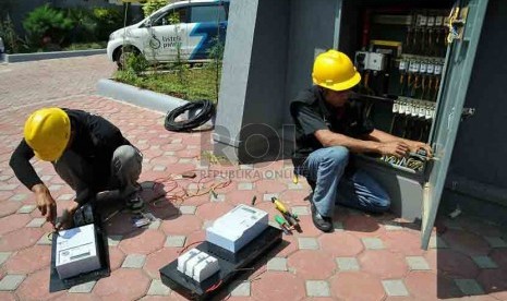 Petugas PLN memasang instalasi listrik baru di Perumahan Kawasan Mampang, Jakarta, Kamis (7/8). (Republika/Prayogi)