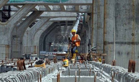 Petugas PLN memasang instalasi listrik baru di Perumahan Kawasan Mampang, Jakarta, Kamis (7/8). (Republika/Prayogi)