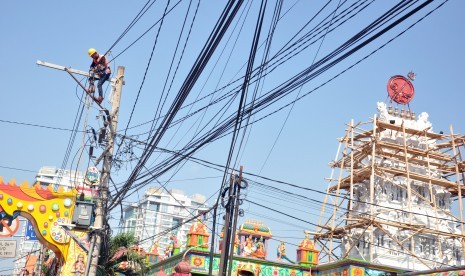 Petugas PLN membenahi utilitas atau jaringan kabel udara di kawasan Jalan Zainul Arifin, Medan, Sumatera Utara, Kamis (7/2/2019). Selama 2022, PT PLN (Persero) berhasil merampungkan 13 proyek strategis nasional yang tersebar di Provinsi Sumatra Selatan, Lampung, Bengkulu, dan Bangka Belitung.