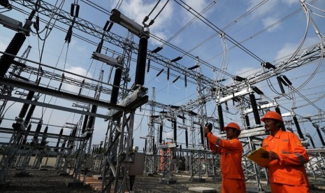 Petugas PLN memeriksa jaringan listrik. (ilustrasi). PT PLN (Persero) memenuhi kebutuhan akan penggunaan Energi Baru Terbarukan (EBT) PT South Pacific Viscose dengan melayani penjualan sertifikat EBT atau Renewable Energy Certificate (REC). Produk tersebut telah diakui secara internasional, sehingga dapat meningkatkan penjualan di pasar global.