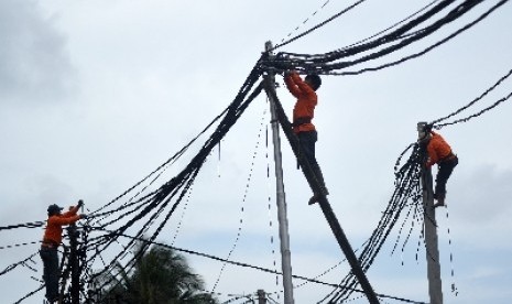 Petugas PLN memeriksa kabel jaringan listrik di kawasan Kota Tua, Jakarta, Selasa (27/1).