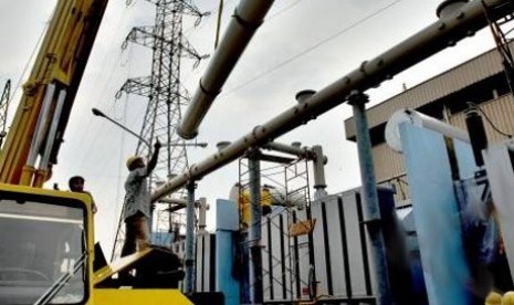 Petugas PLN memperbaiki gardu induk di Cawang, Jakarta