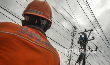 Pemasangan instalasi listrik PLN (ilustrasi) 