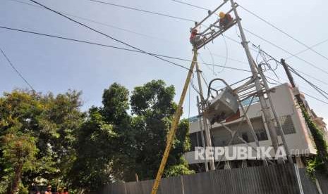 Petugas PLN memperbaiki jaringan listrik yang rusak akibat gempa di Palu, Sulawesi Tengah, Rabu (3/10). 