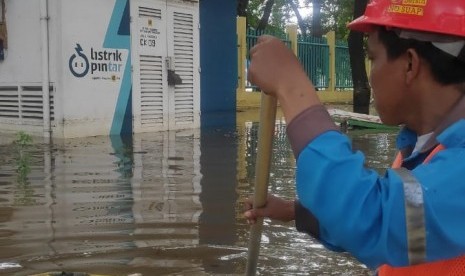 Petugas PLN mengecek gardu listrik yang terendam banjir, (ilustrasi).