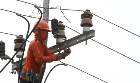 Petugas PLN saat melakukan perawatan rutin di jalan Sukahati, Karadenan, Cibinong, Kabupaten Bogor, Jawa Barat, Senin (21/3). 