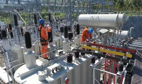 Petugas PLN sedang melakukan Pengujian trafo Gardu Induk (GI) Parigi dengan daya 60 MVA untuk guna memastikan kesiapan GI tersebut dalam memasok energi listrik ke jaringan.