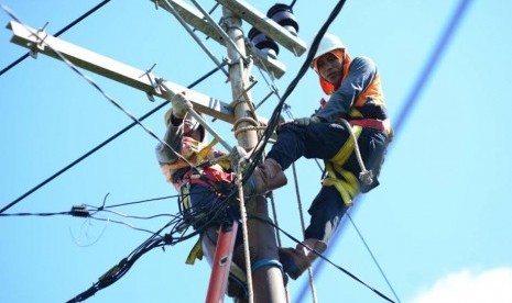 Petugas PLN sedang melakukan perbaikan kabel listrik