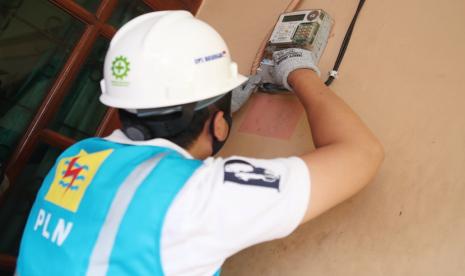 Petugas PLN sedang memeriksa KwH Meter. PLN siap menjalankan keputusan pemerintah untuk memberikan kembali stimulus listrik bagi masyarakat kecil, industri, bisnis, dan sosial periode bulan Juli-September 2021. 