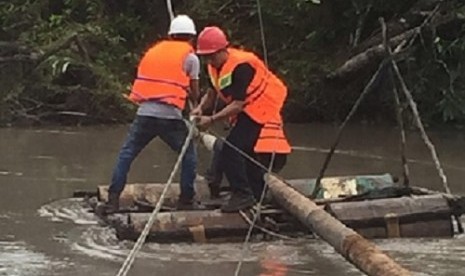 Petugas PLN sedang memperbaiki jaringan listrik, ilustrasi