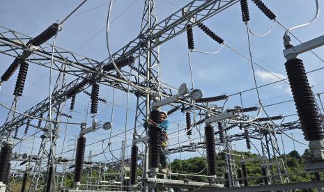 Petugas PLN tengah mengecek kesiapan Gardu Induk bertegangan 150 kilovolt (kV) yang akan memasok operasional smelter milik Antam di Kolaka, Sulawesi Tenggara.