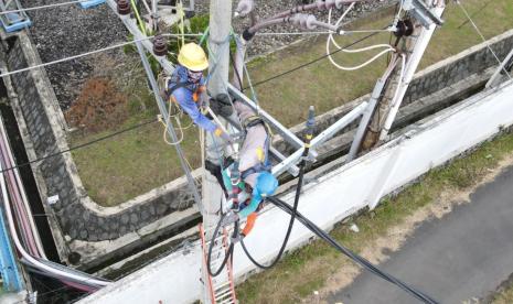 PTSI memberikan bantuan pemasangan listrik gratis ke 80 rumah sebagai bentuk dukungan mewujudkan pemerataan energi.