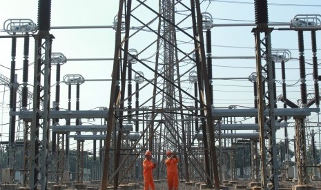 Petugas PLN Unit Induk Pusat Pengaturan Beban (UIP2B) Gandul melakukan inspeksi harian berupa thermovisi atau pengukuran suhu panas pada paralatan kelistrikan yang ada di UIP2B Gandul Depok, Jawa Barat, Kamis (23/5/2019).