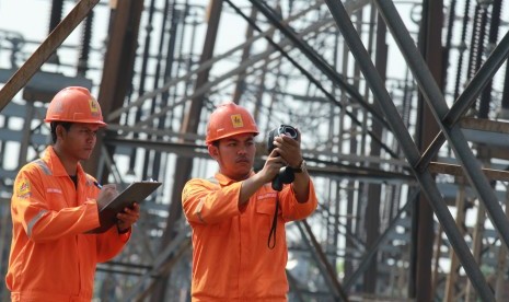 Petugas PLN Unit Induk Pusat Pengaturan Beban (UIP2B) Gandul melakukan inspeksi harian berupa thermovisi atau pengukuran suhu panas pada paralatan kelistrikan yang ada di UIP2B Gandul Depok, Jawa Barat, Kamis (23/5/2019).