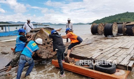 Petugas PLN Wilayah Nusa Tenggara Barat (NTB) mengangkut sejumlah peralatan untuk melistriki Gili Gede di Kecamatan Sekotong, Kabupaten Lombok Barat, NTB, Rabu (21/2).