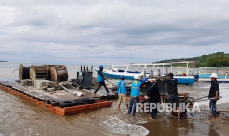 Petugas PLN Wilayah Nusa Tenggara Barat (NTB) mengangkut sejumlah peralatan untuk melistriki Gili Gede di Kecamatan Sekotong, Kabupaten Lombok Barat, NTB, Rabu (21/2).