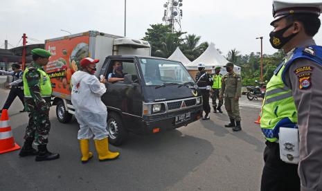 Petugas PMI didampingi anggota Polri dan TNI mengecek suhu tubuh penumpang kendaraan yang akan memasuki Kota Serang di pintu keluar tol Serang Timur, di Serang, Banten, Jumat (11/9/2020). Gubernur Banten kembali memberlakukan Pembatasan Sosial Berskala Besar (PSBB) di seluruh wilayah Kabupaten/Kota di Banten sejak tanggal 10 hingga 24 September 2020 menyusul terjadinya peningkatan kasus COVID-19 yang cukup signifikan di provinsi itu.