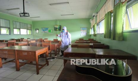 Petugas PMI Jakarta Selatan menyemprotkan cairan disinfektan di SMA Negeri 66 Jakarta, Jumat (28/1/2022). Satgas Penanganan COVID 19 melaporkan jumlah kasus konfirmasi COVID-19 di Indonesia per Jumat 28 Januari 2022 bertambah sebanyak 9.905 kasus, sementara itu DKI Jakarta menjadi provinsi dengan kasus konfirmasi positif terbanyak sebesar 4.558 kasus. 