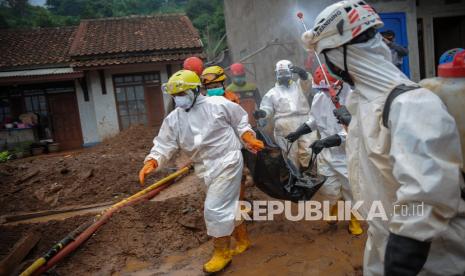 Petugas PMI Kabupaten Sumedang membawa jenazah korban bencana tanah longsor di Cimanggung, Kabupaten Sumedang, Jawa Barat, Kamis (14/1/2021). Hingga siang hari di hari keenam pencarian, tim SAR gabungan telah menemukan 24 korban bencana tanah longsor yang terjadi pada Sabtu (9/1) lalu, sementara 16 korban lainnya masih dalam pencarian. 