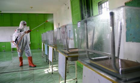 Petugas PMI Kota Medan menyemprotkan cairan disinfektan di ruang kelas SD? Az-Zakiyah Islamic Leadership, Medan Tembung, Kota Medan, Sumatera Utara, Kamis (28/10/2021). Penyemprotan tersebut sebagai persiapan pembelajaran tatap muka (PTM) untuk tingkat SD yang rencananya akan dimulai pekan depan.