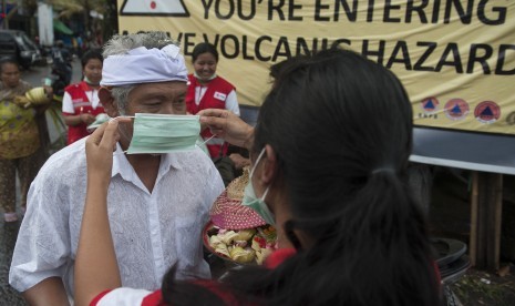 PMI officers gives masks to the residents in Menanga Village Market, a disaster-prone area of Mount Agung eruption in Karangasem, Bali, Thursday (November 23)/