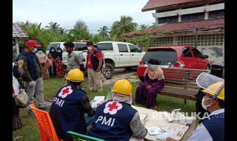 Petugas PMI mendata kesehatan puluhan pengungsi Rohingya yang terdapat di perairan Aceh Utara, Jumat (26/6). 