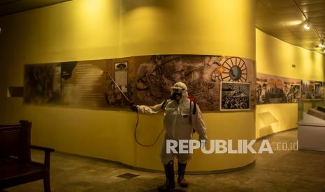 Petugas PMI menyemprotkan cairan disinfektan di Museum Nasional, Jakarta, Jumat (4/2/2022). Penyemprotan dilakukan untuk mencegah penyebaran COVID-19 Omicron.