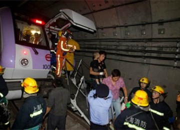 Petugas PMK dan tim penyelamat mengevakuasi penumpang kereta bawah tanah Shanghai usai terjadi tabrakan, Selasa (27/9/2011)