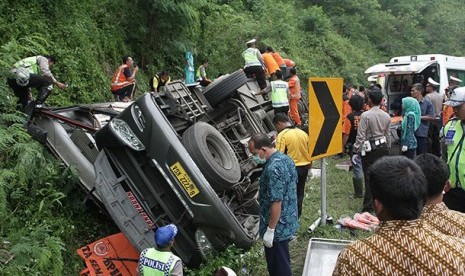  Petugas polantas, PT Jasa Marga., dan Basarnas bahu membahu melakukan proses evakuasi para korban kecelakaan bus PO Sang Engon, di jalan tol ruas Jatingaleh- Tembalang, Jumat (20/2).