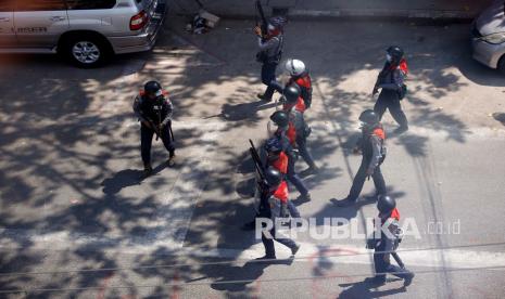 Petugas polisi anti huru hara bergerak untuk membubarkan pengunjuk rasa selama demonstrasi di Yangon, Myanmar, Ahad (7/3).. 